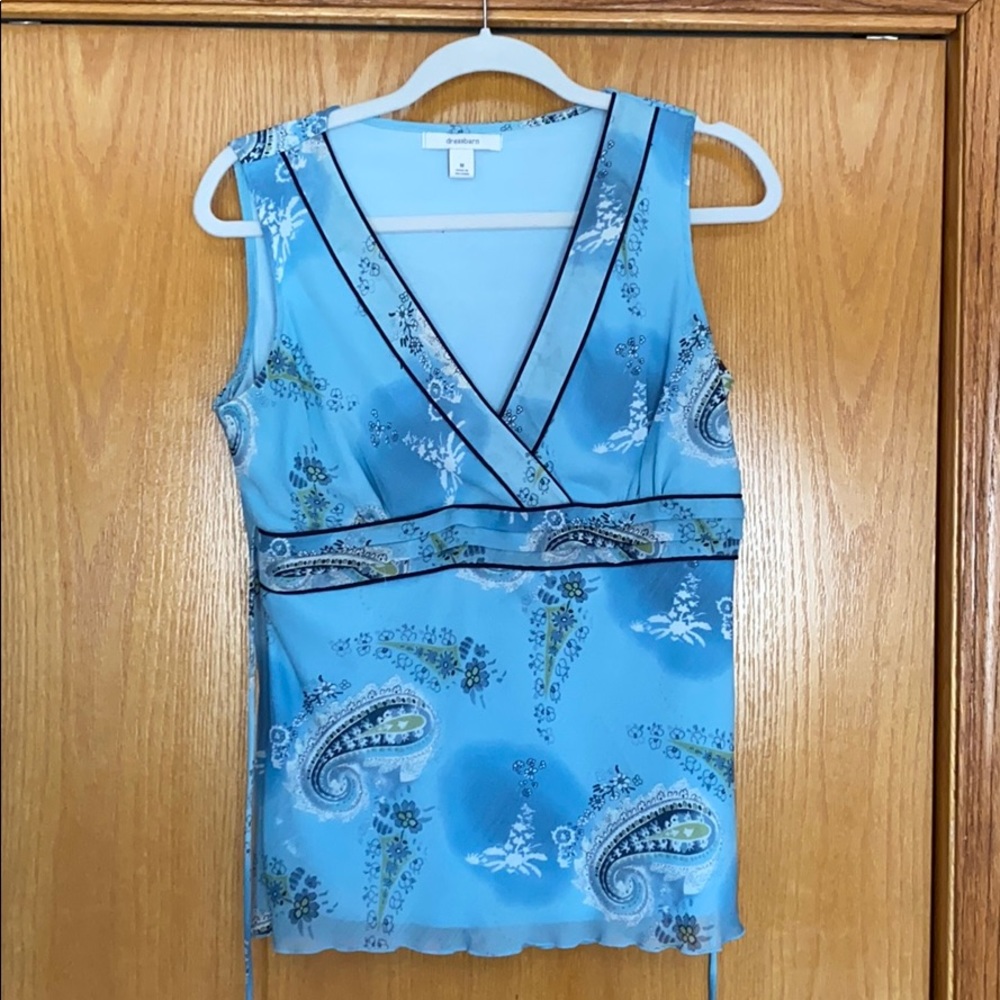 Sleeveless v-neck with back tie for fitted look -M